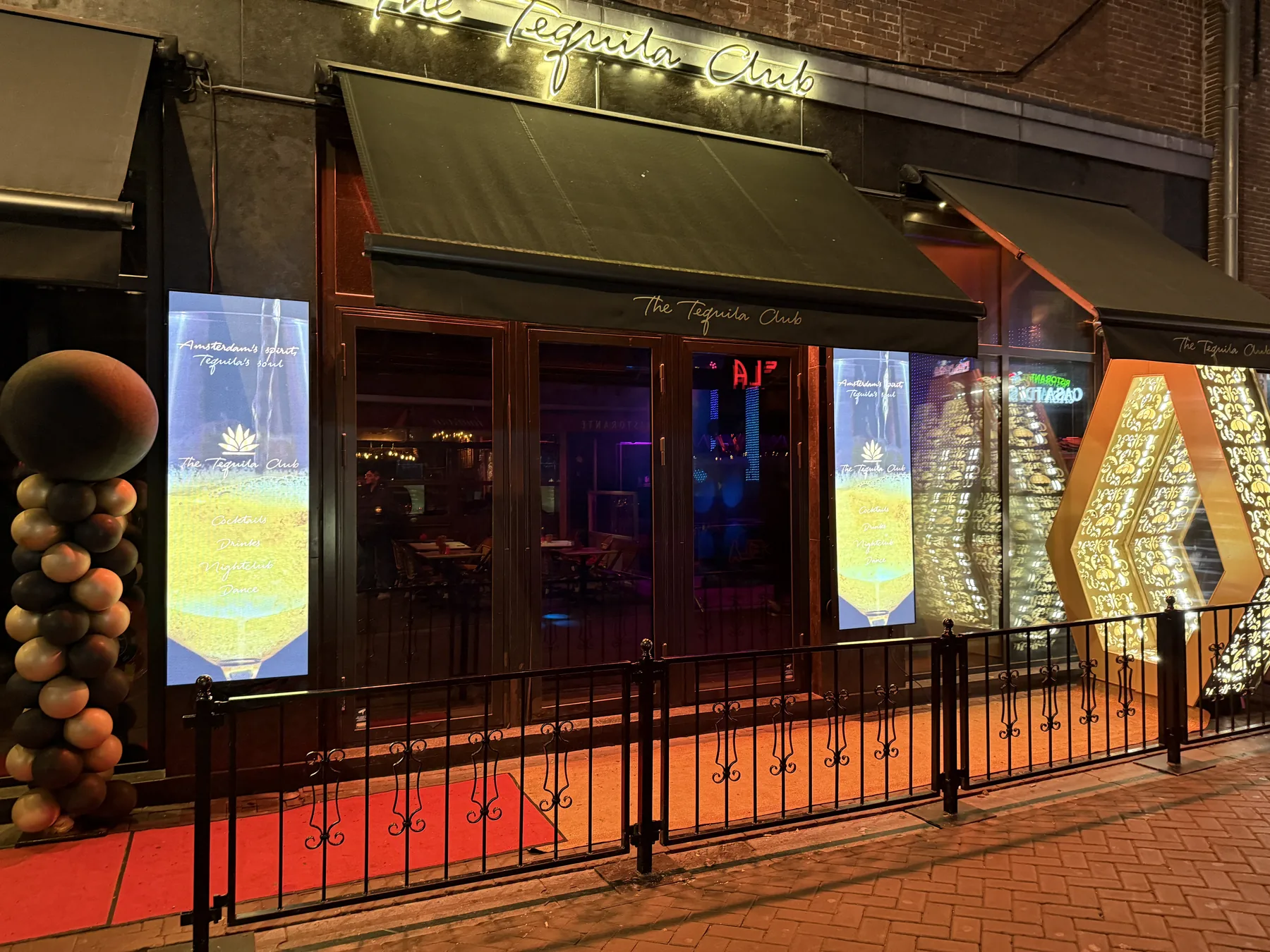 LED-installatie bij een clubentree
