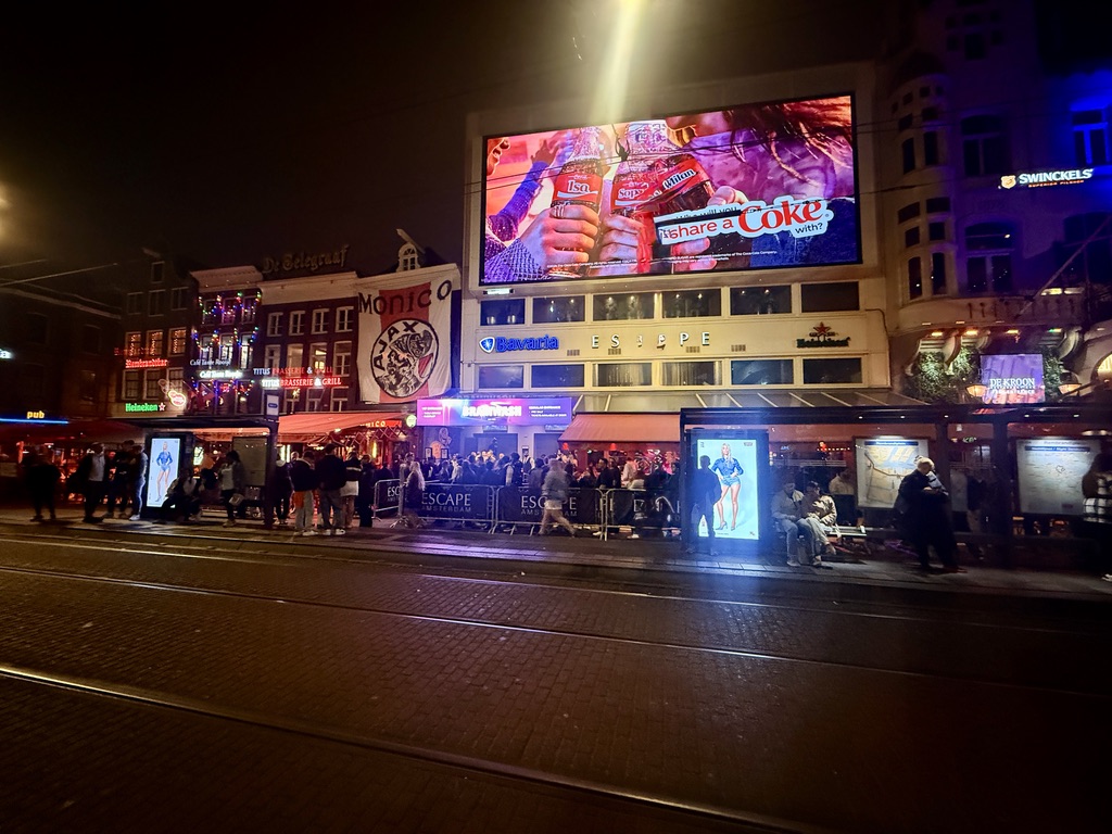 LED-scherm bij een real life showroom
