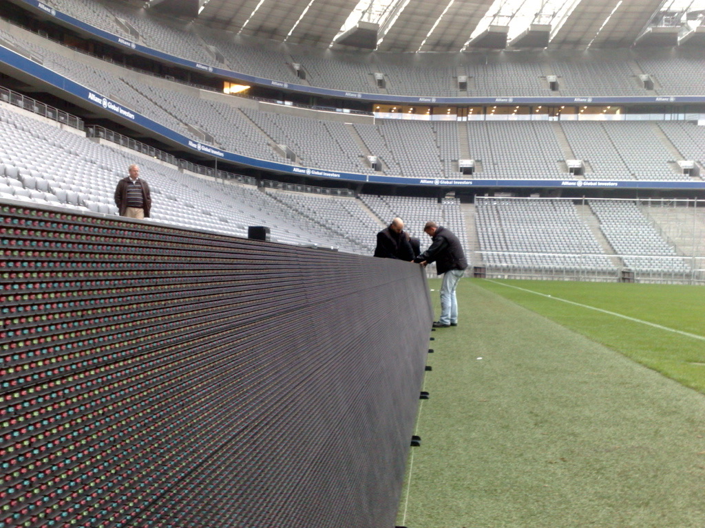 Inspectie van het LED-perimeterscherm in de Allianz Arena bij Bayern München