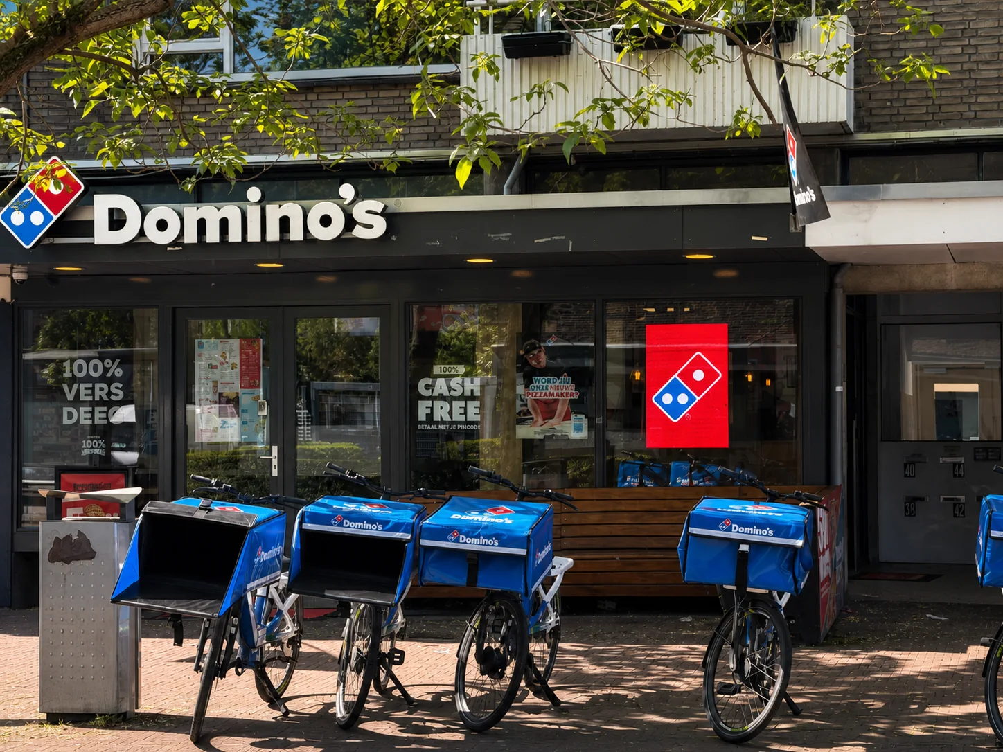 ShopFront scherm in Domino's etalage
