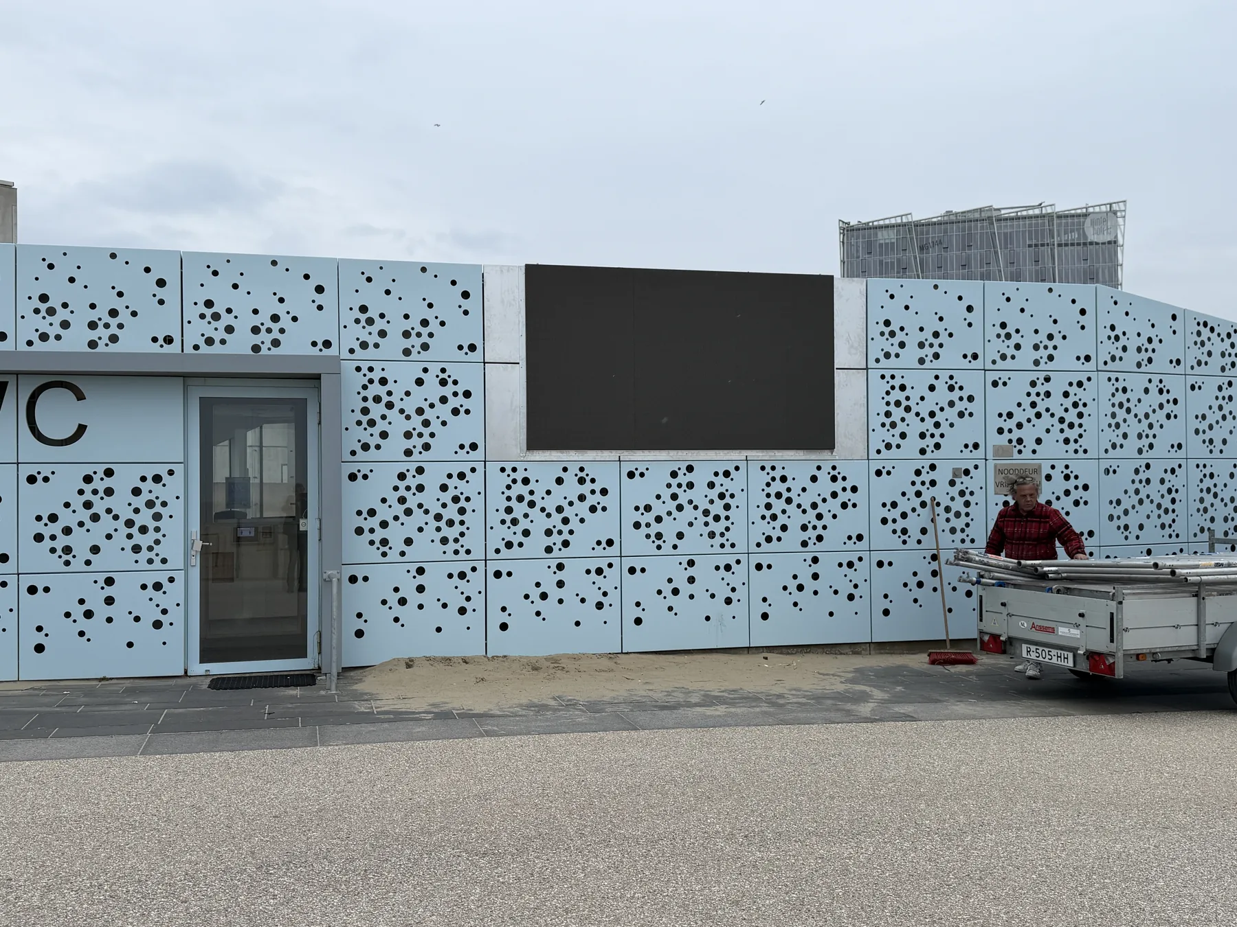 Groot LED-scherm op een plein