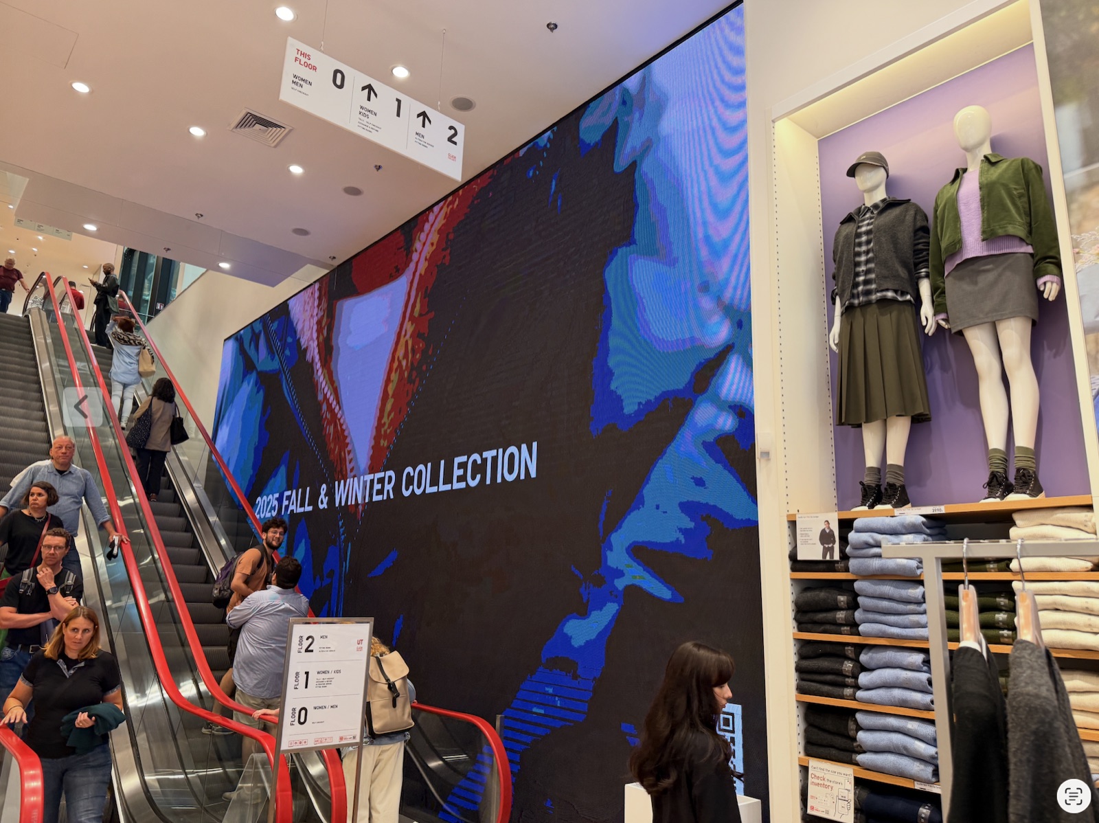 Groot LED-scherm in een retailomgeving