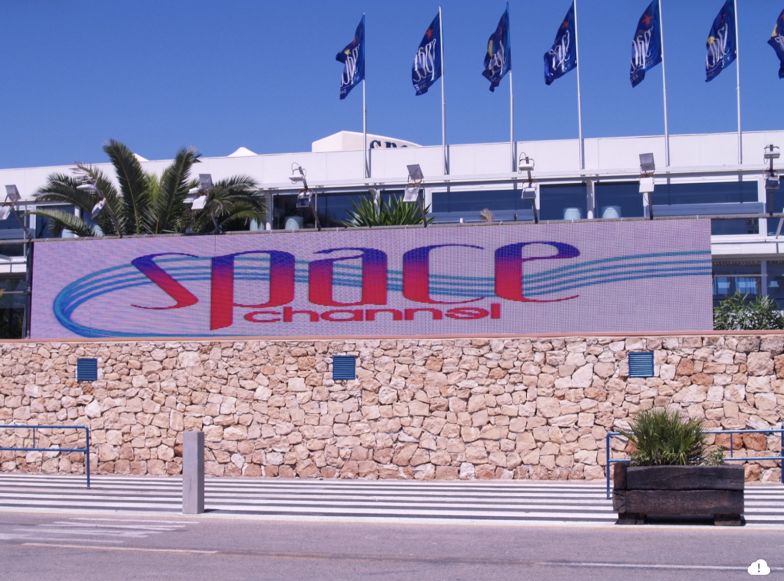 Groot LED-scherm bij een locatie op Ibiza