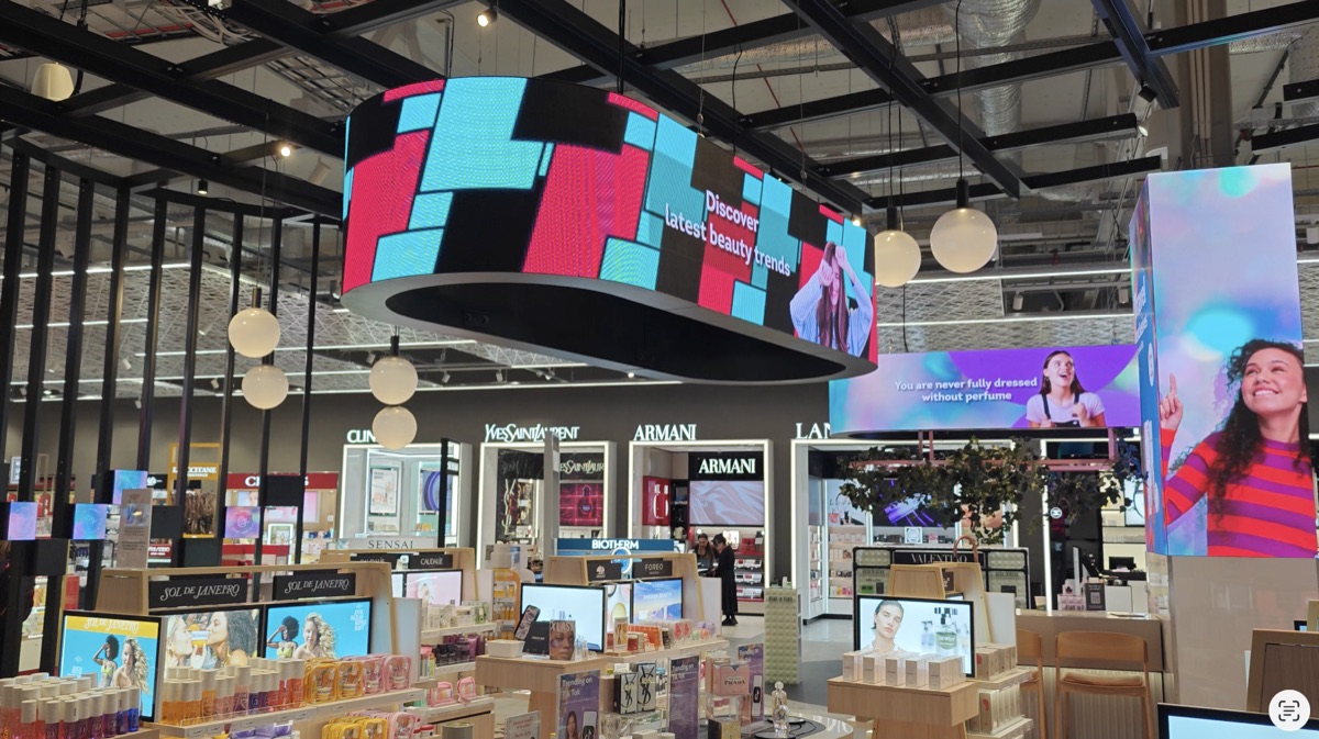 Ronde LED-ring en digitale displays in een beauty retailomgeving
