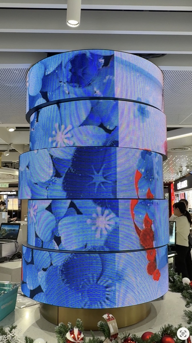 Ronde gestapelde LED-display in een retailruimte