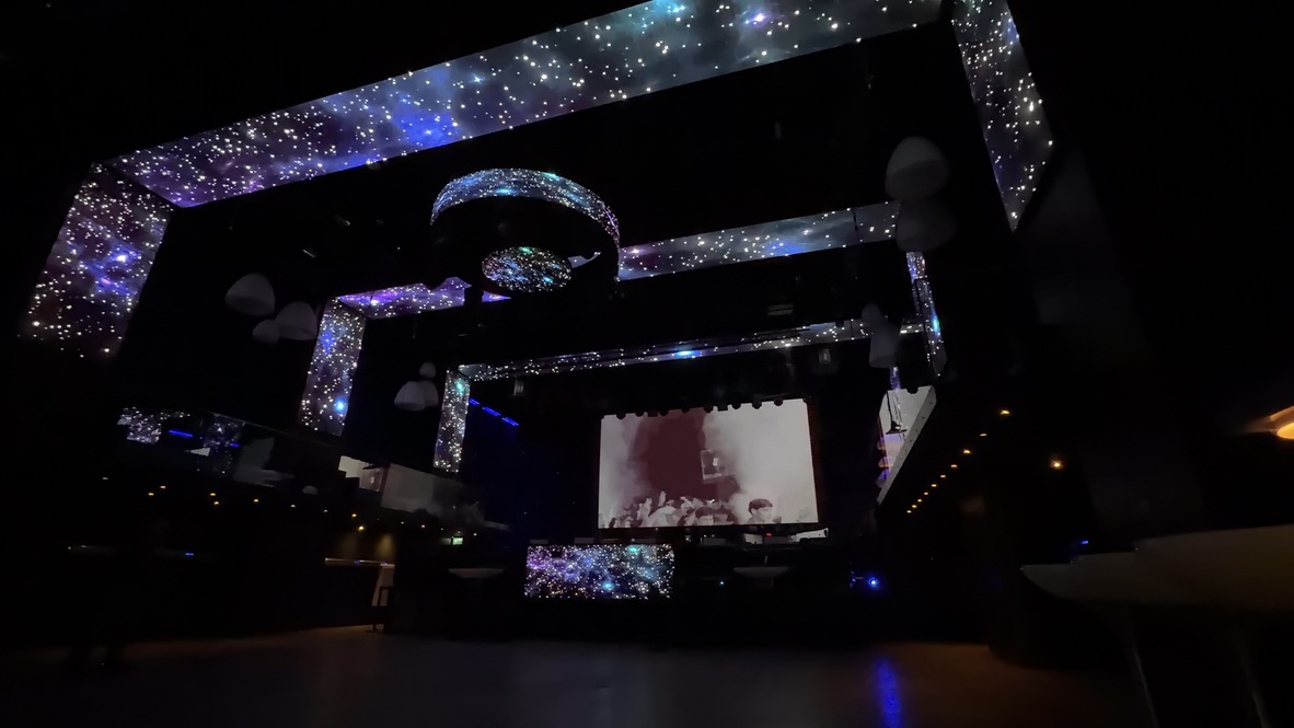 LED-installatie met sterrencontent in een club
