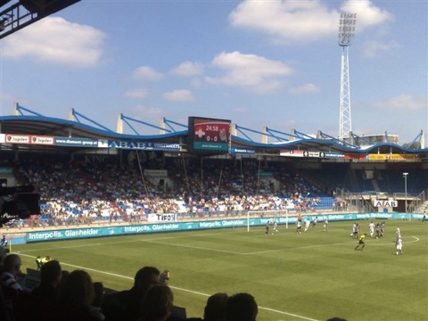 LED-scherm langs een voetbalveld