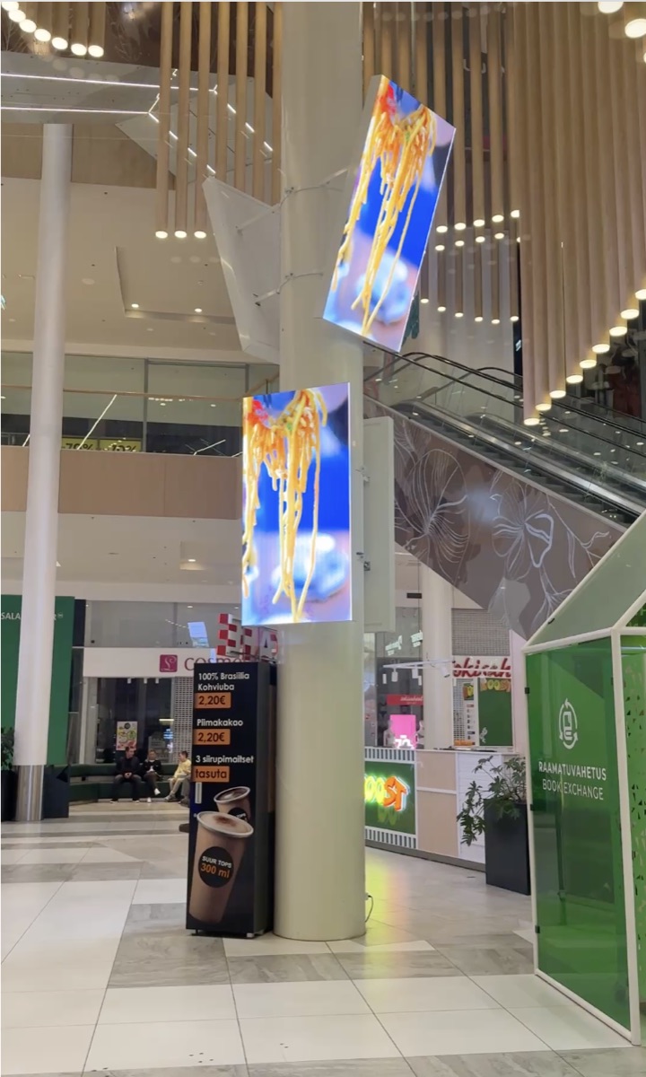 Hangende LED-displays in een winkelcentrum