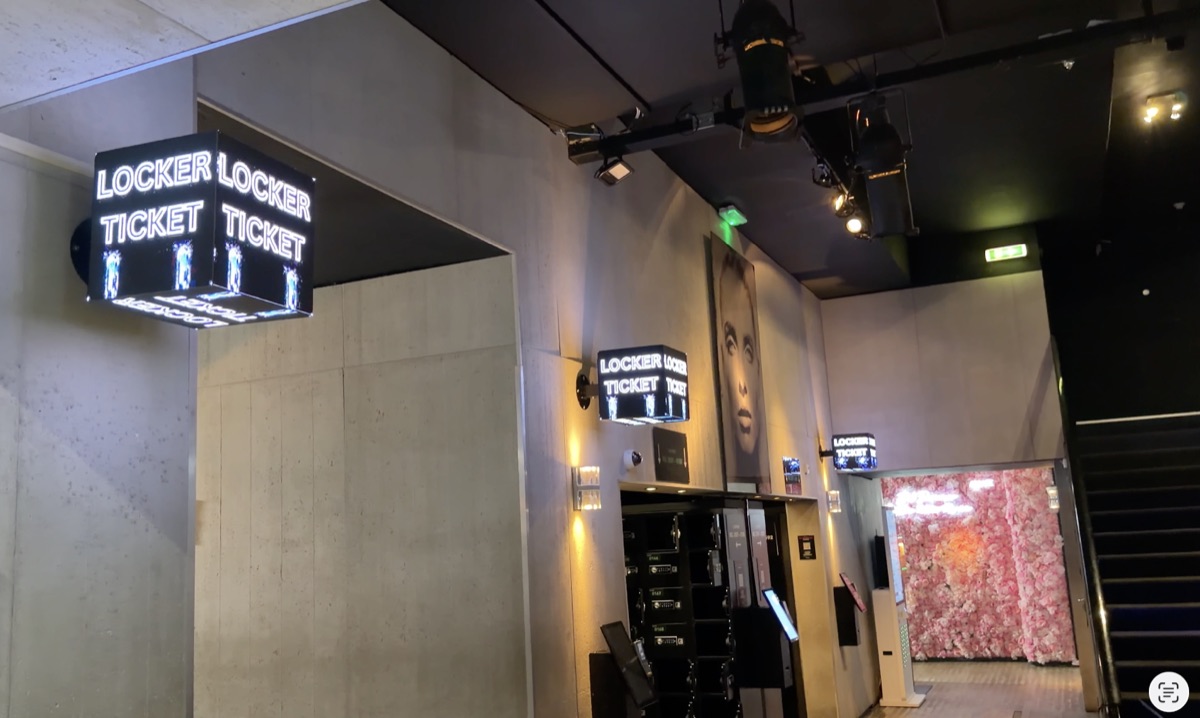 Kubusvormige LED-displays bij lockers en ticketbalie