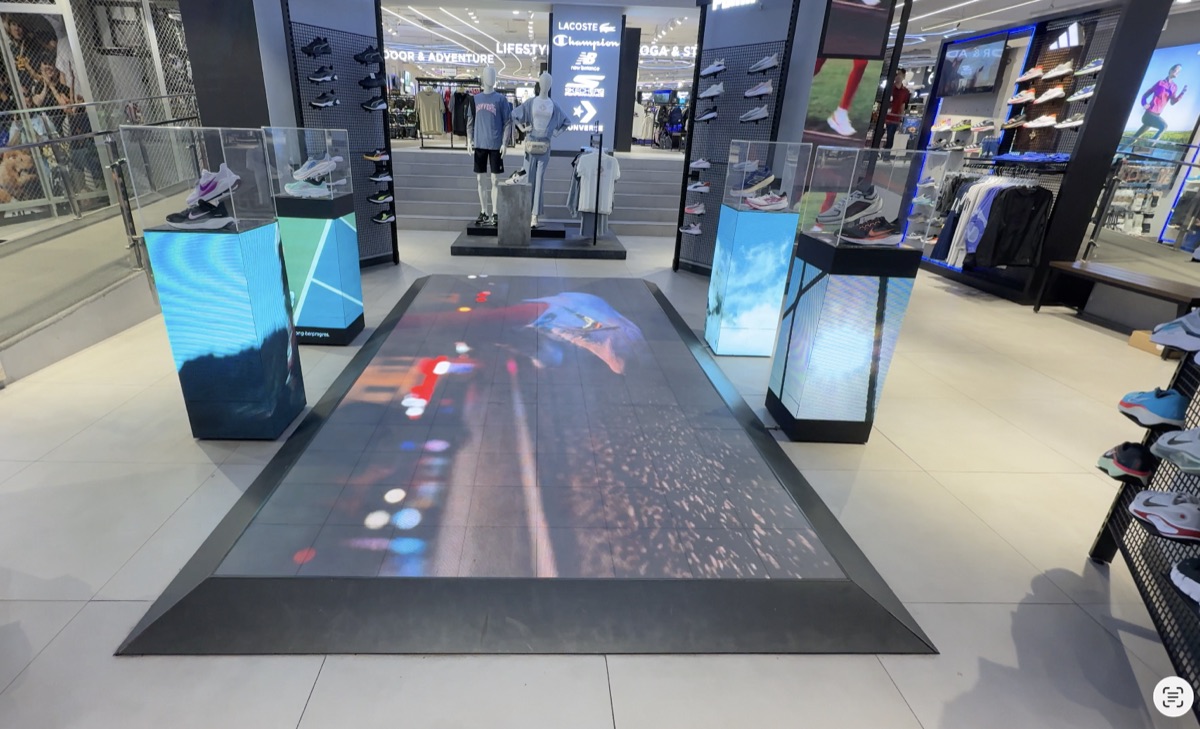 LED-vloer en productdisplays in een sportwinkel