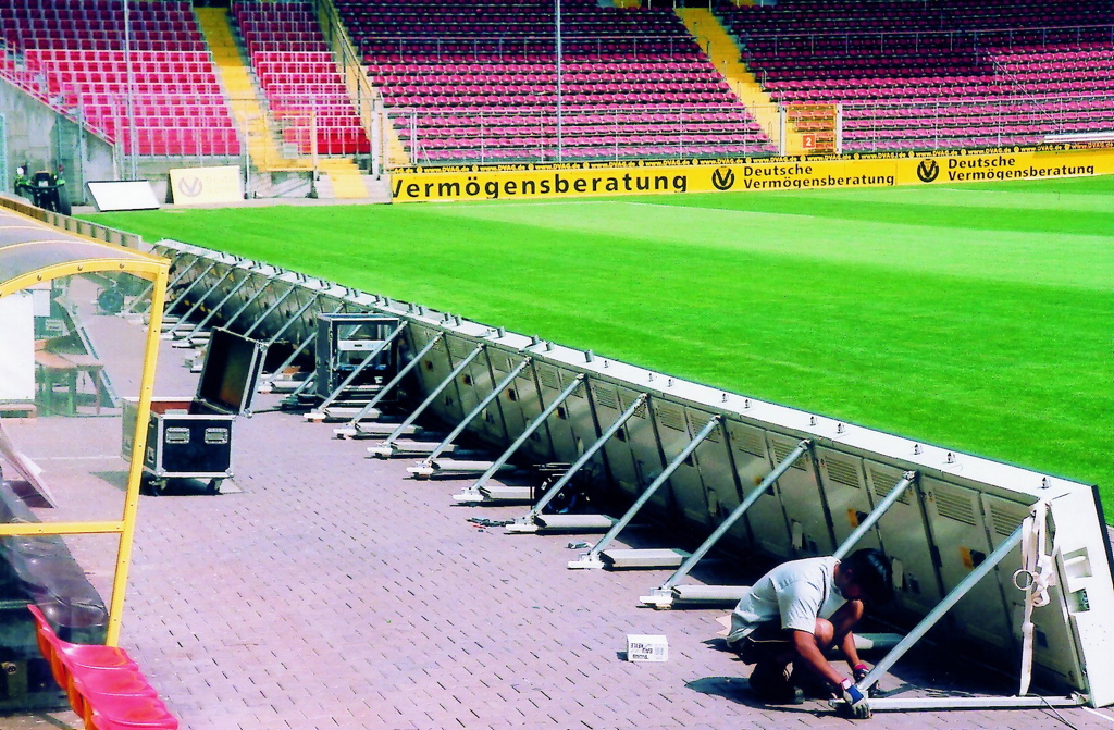 Montage van LED-boarding langs een veld