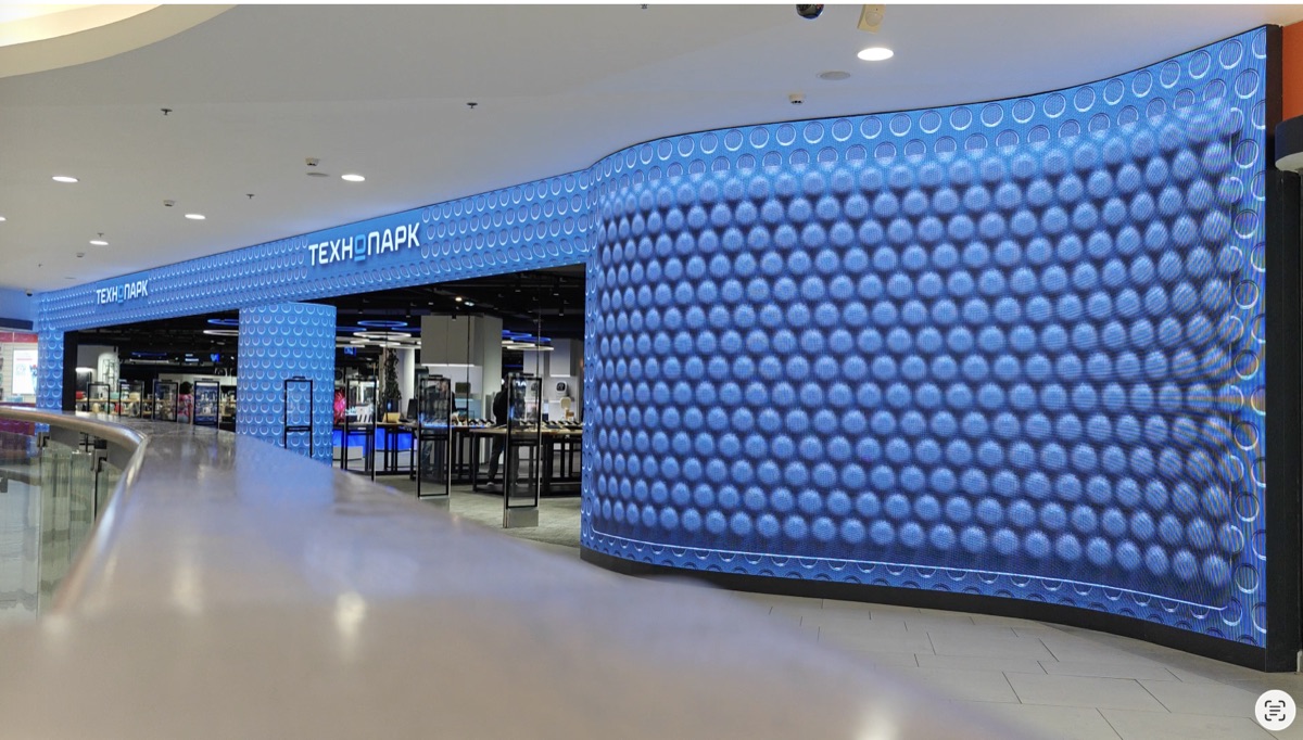 Gebogen LED-gevel in een winkelcentrum