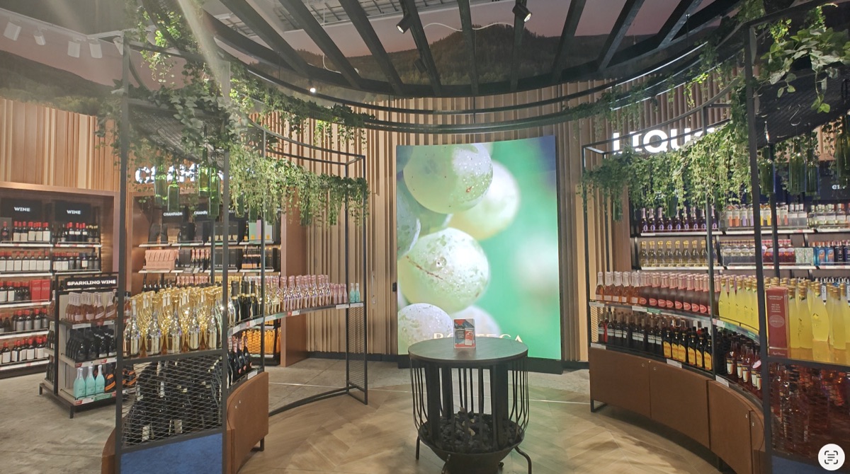 LED-wand in een wijn- en delicatessenwinkel