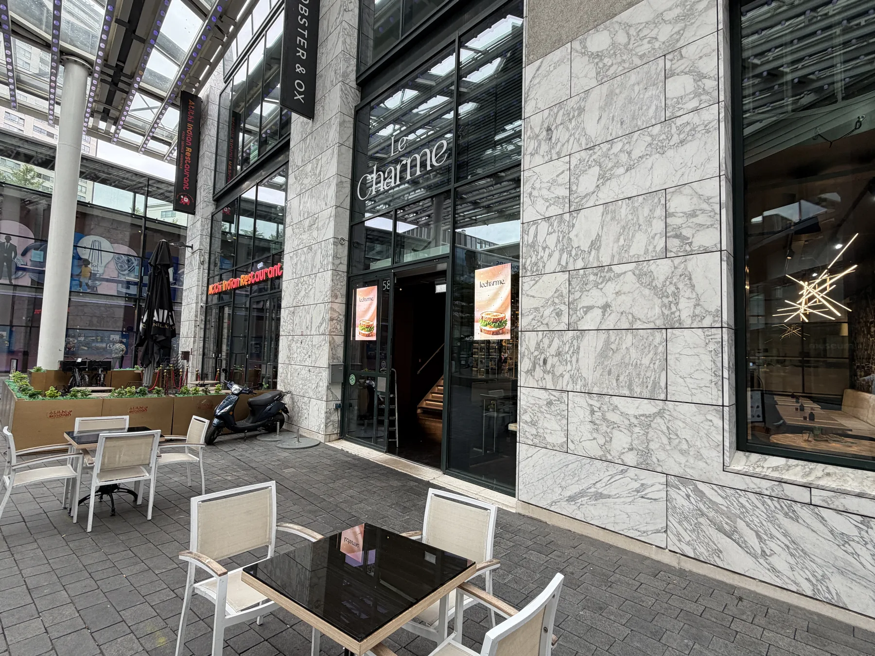 LED-display bij een horecaterras